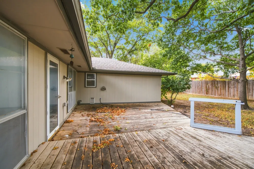809 S Atkerson Lane Euless, TX 76040