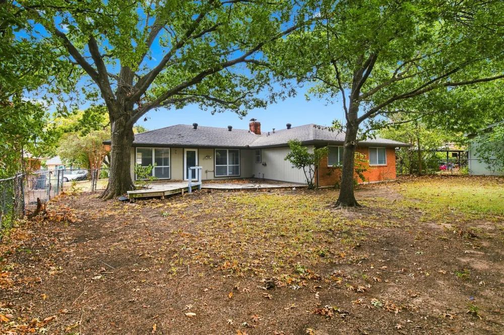 809 S Atkerson Lane Euless, TX 76040