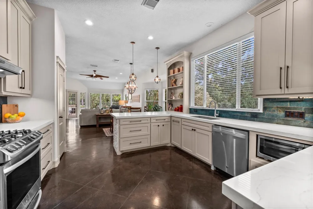 9135 Grand Lake Estates Drive Montgomery, TX 77316