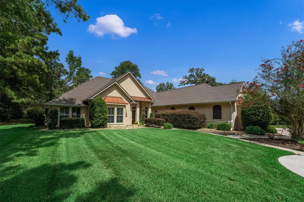 9135 Grand Lake Estates Drive Montgomery, TX 77316
