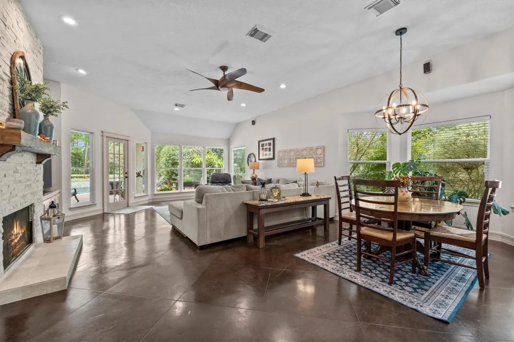 9135 Grand Lake Estates Drive Montgomery, TX 77316