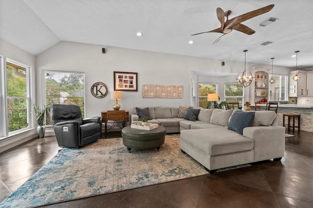 9135 Grand Lake Estates Drive Montgomery, TX 77316