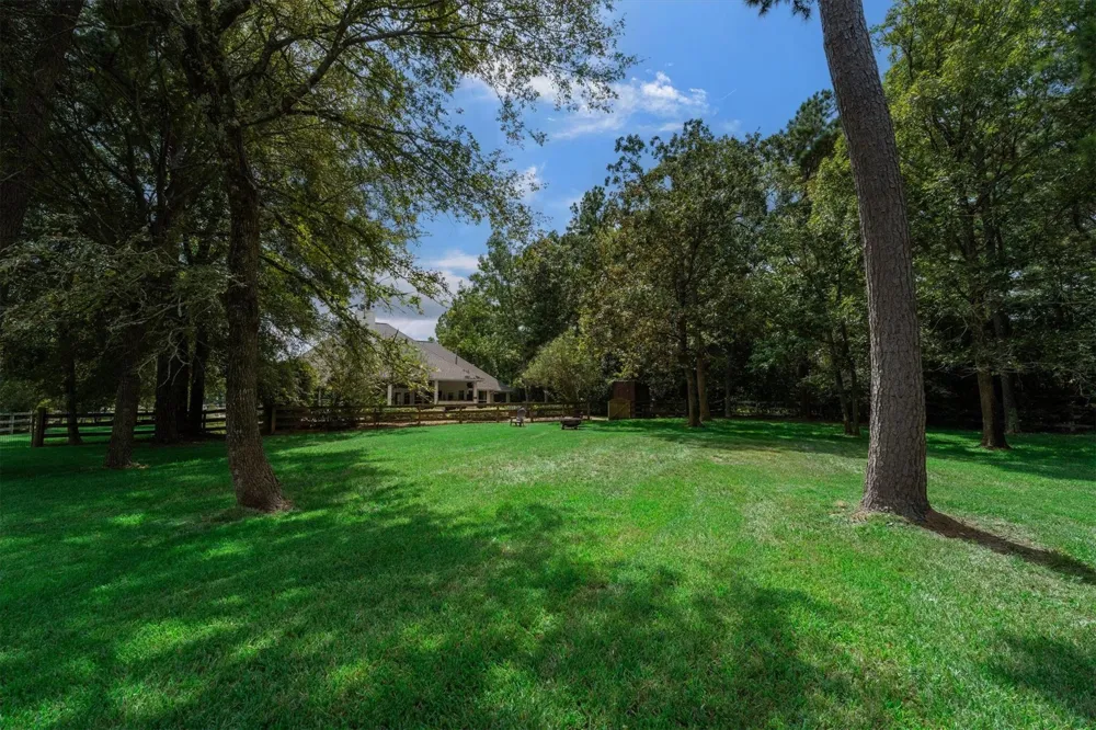 9135 Grand Lake Estates Drive Montgomery, TX 77316