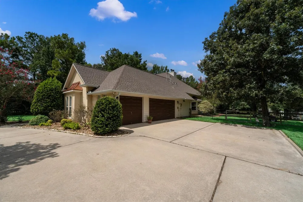 9135 Grand Lake Estates Drive Montgomery, TX 77316