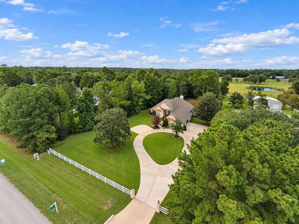 9135 Grand Lake Estates Drive Montgomery, TX 77316