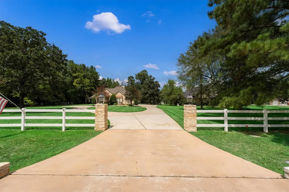 9135 Grand Lake Estates Drive Montgomery, TX 77316