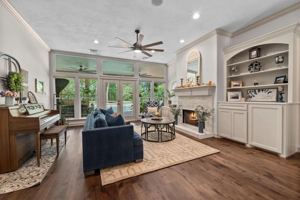 9135 Grand Lake Estates Drive Montgomery, TX 77316