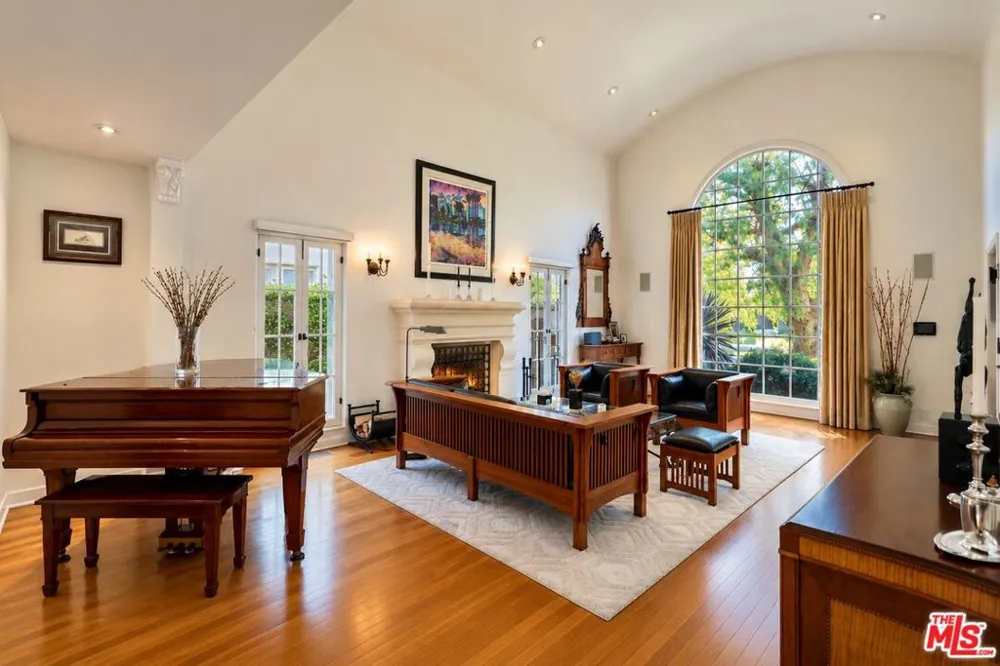 816 S Dunsmuir Avenue Los Angeles, CA 90036