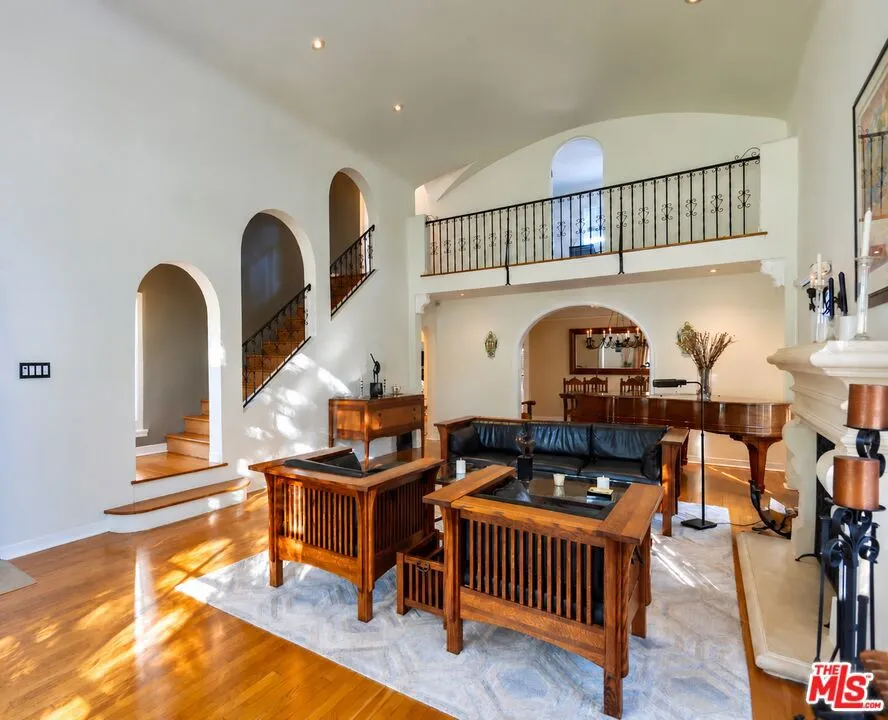 816 S Dunsmuir Avenue Los Angeles, CA 90036
