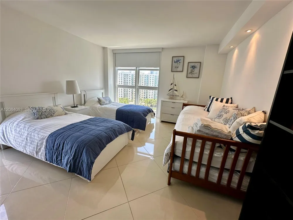 100 Bayview Dr #1405 Sunny Isles Beach, FL 33160