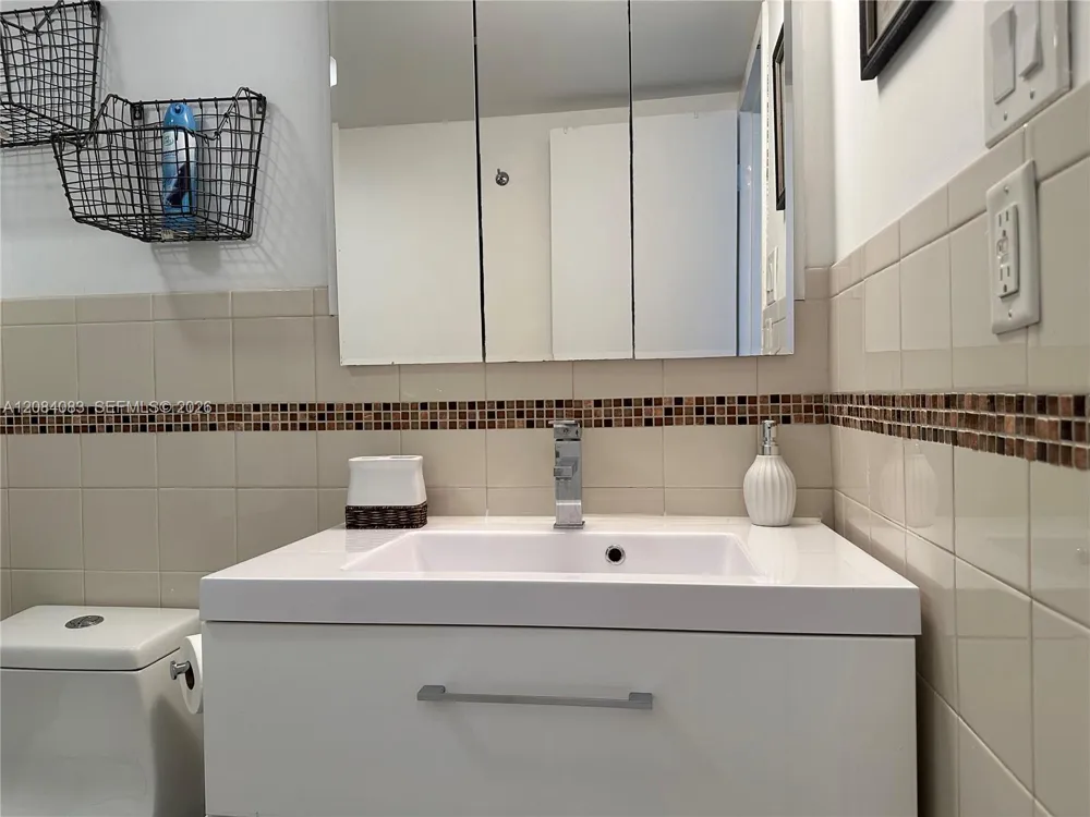 100 Bayview Dr #1405 Sunny Isles Beach, FL 33160