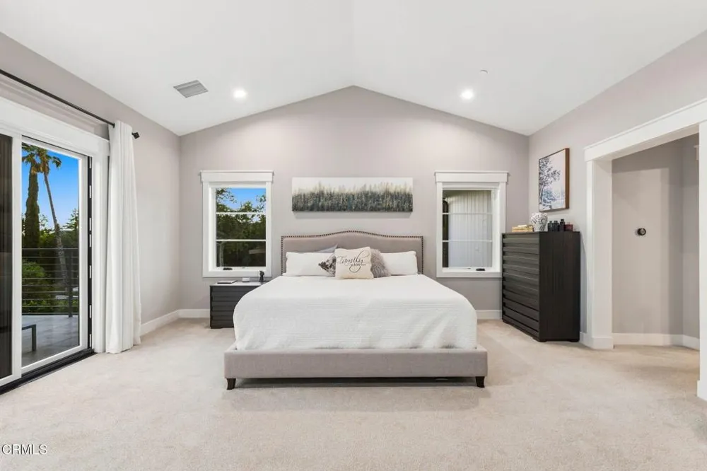 1220 Journeys End Drive La Canada Flintridge, CA 91011