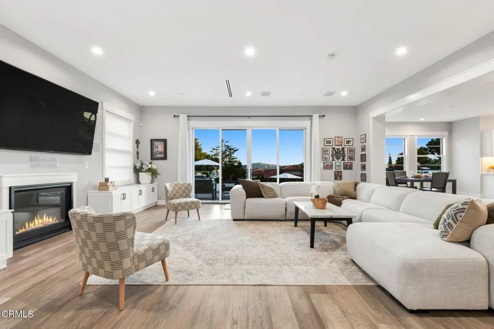 1220 Journeys End Drive La Canada Flintridge, CA 91011