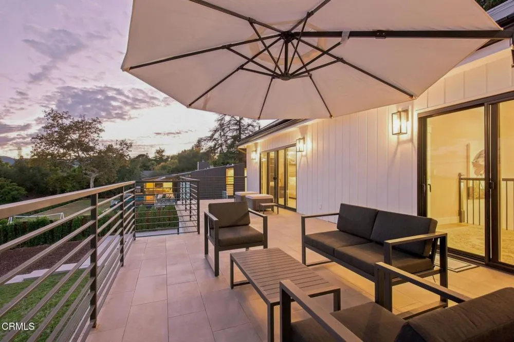 1220 Journeys End Drive La Canada Flintridge, CA 91011