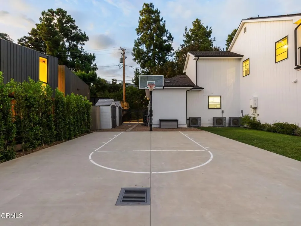 1220 Journeys End Drive La Canada Flintridge, CA 91011