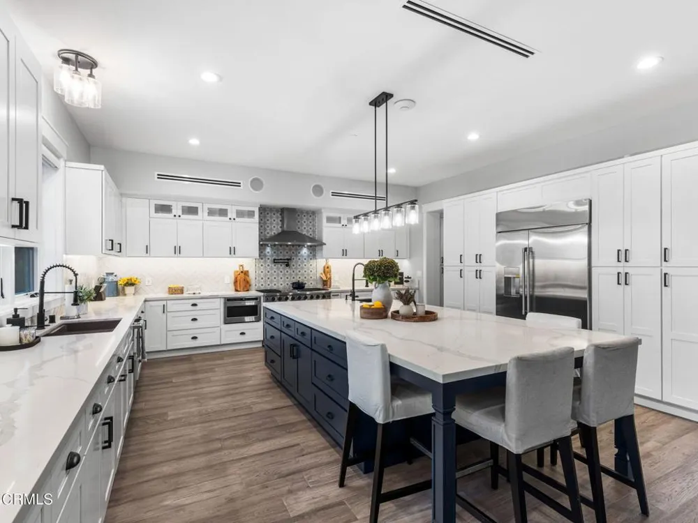 1220 Journeys End Drive La Canada Flintridge, CA 91011
