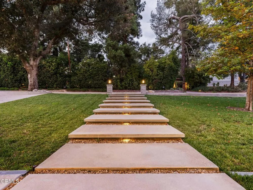 1220 Journeys End Drive La Canada Flintridge, CA 91011