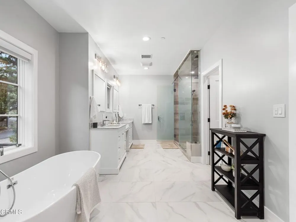 1220 Journeys End Drive La Canada Flintridge, CA 91011