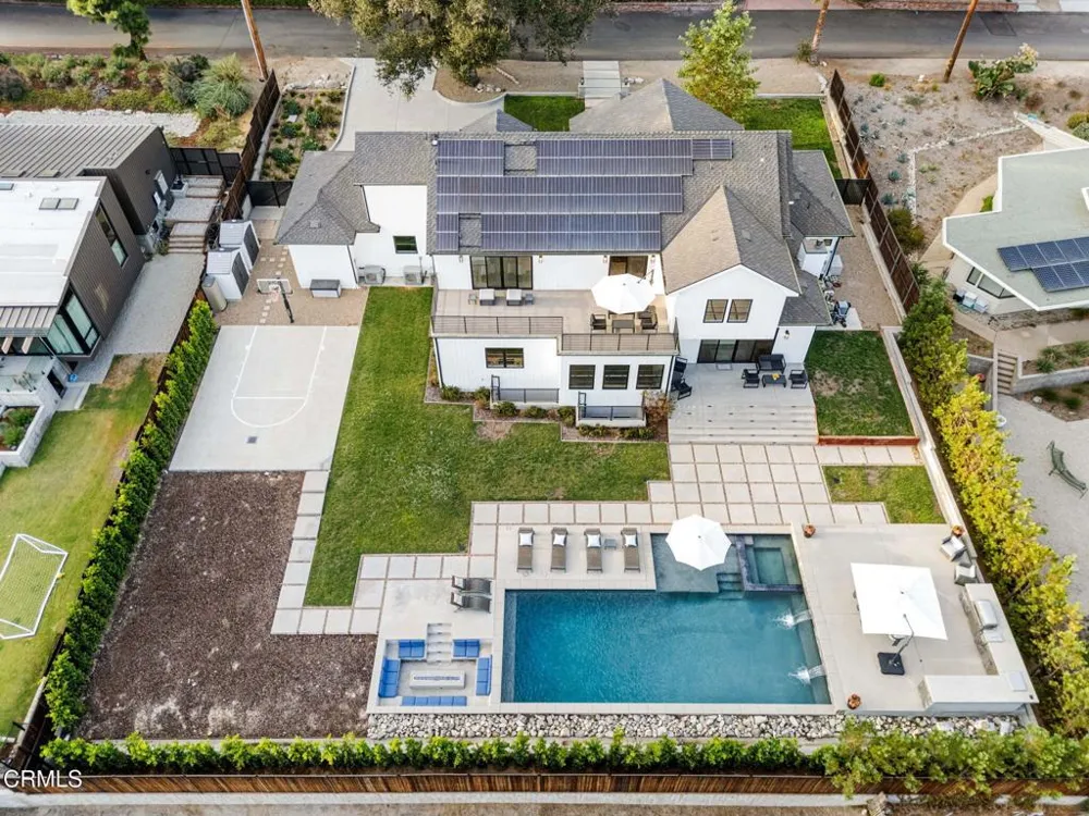1220 Journeys End Drive La Canada Flintridge, CA 91011