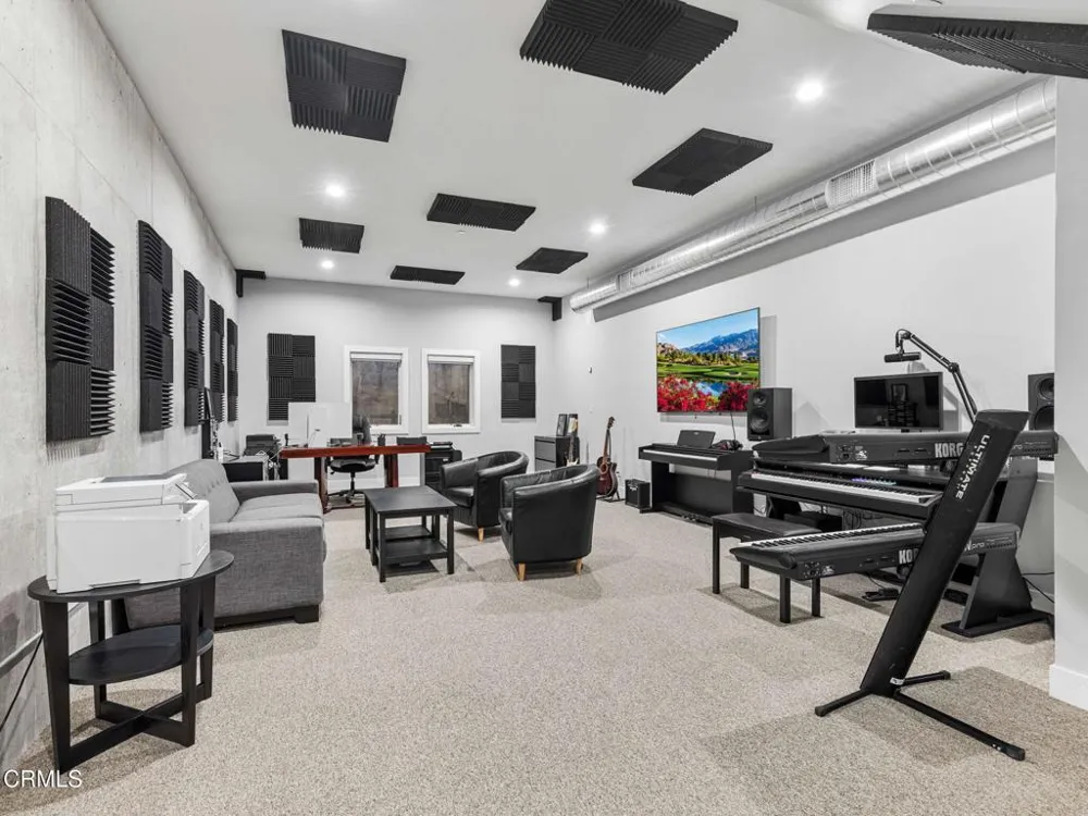 1220 Journeys End Drive La Canada Flintridge, CA 91011