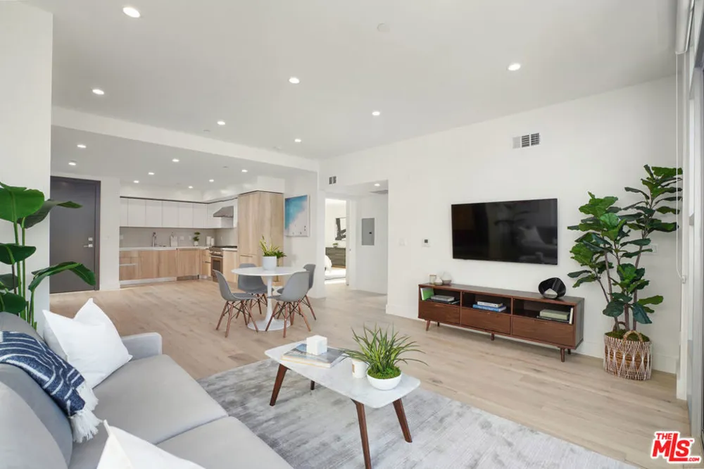 8210 Fountain Avenue #202 West Hollywood, CA 90046