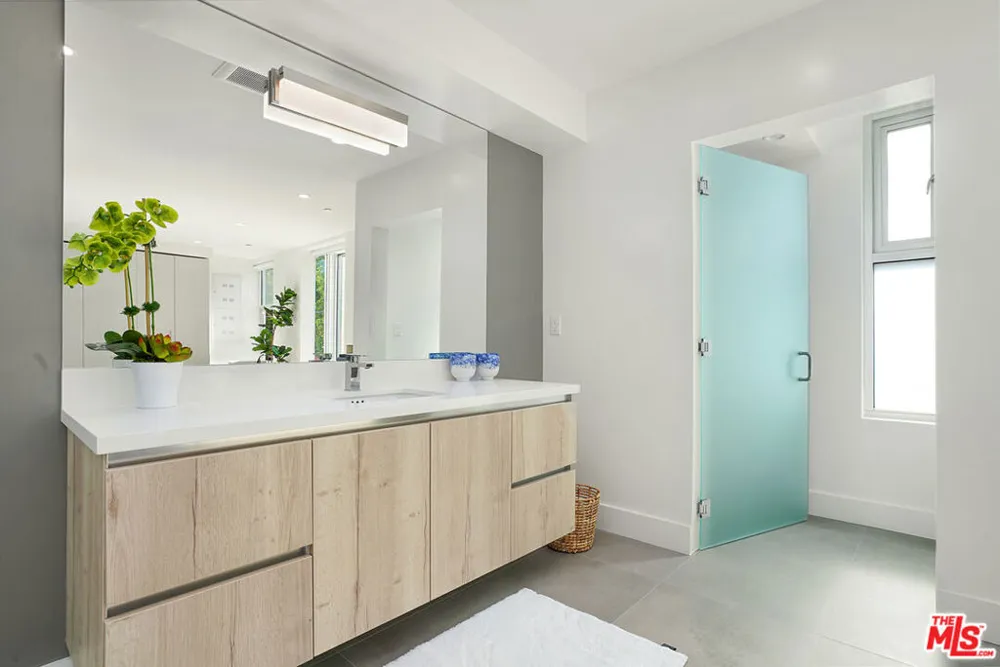 8210 Fountain Avenue #202 West Hollywood, CA 90046
