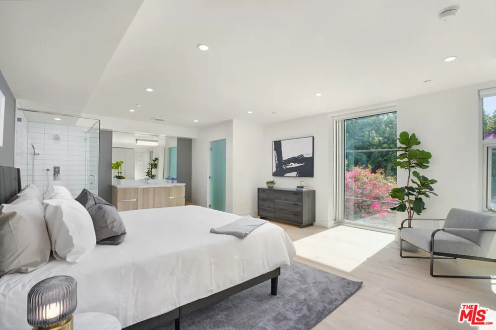 8210 Fountain Avenue #202 West Hollywood, CA 90046