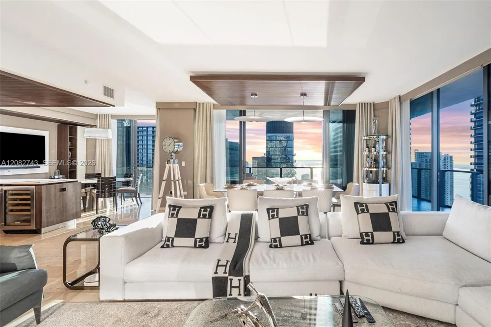 88 SW 7th St #3801 Miami, FL 33130