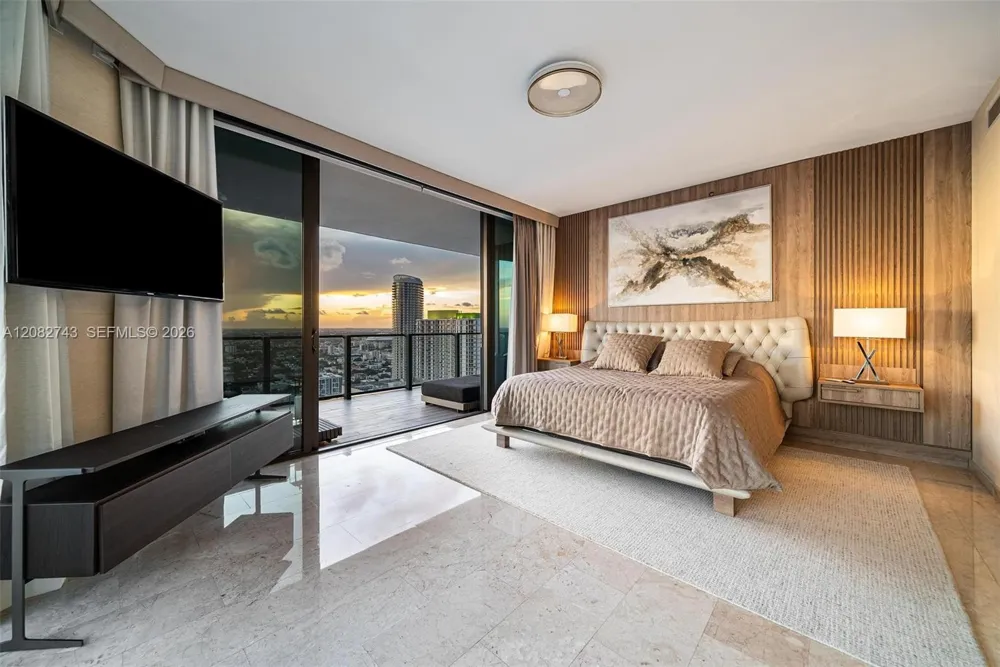 88 SW 7th St #3801 Miami, FL 33130