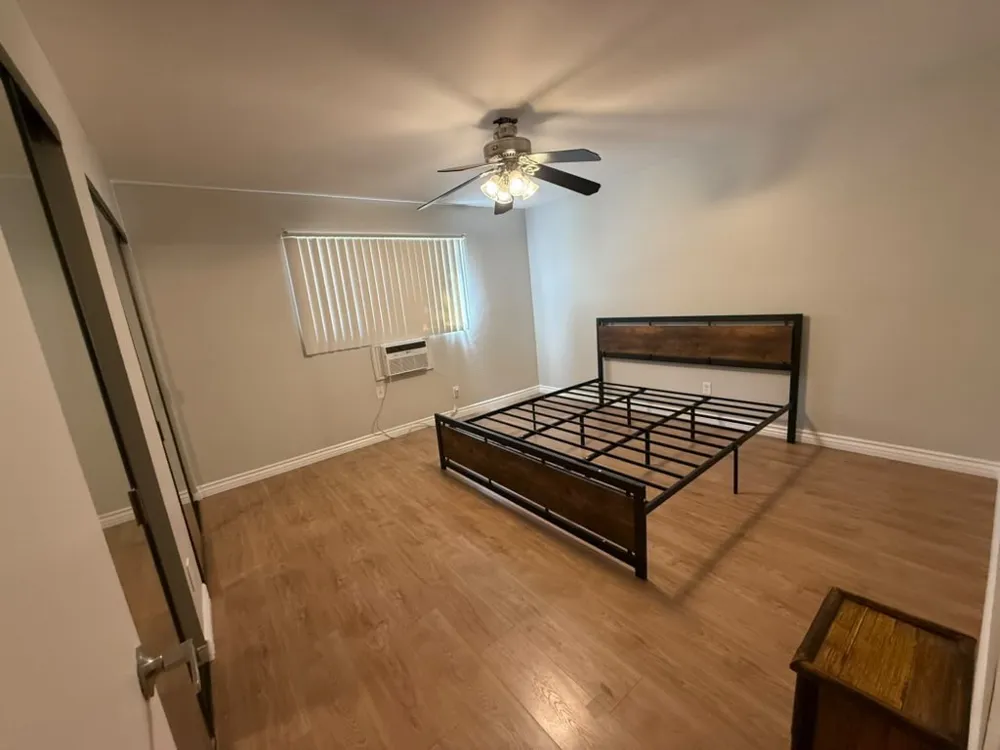 17900 Sherman #504 Reseda, CA 91335