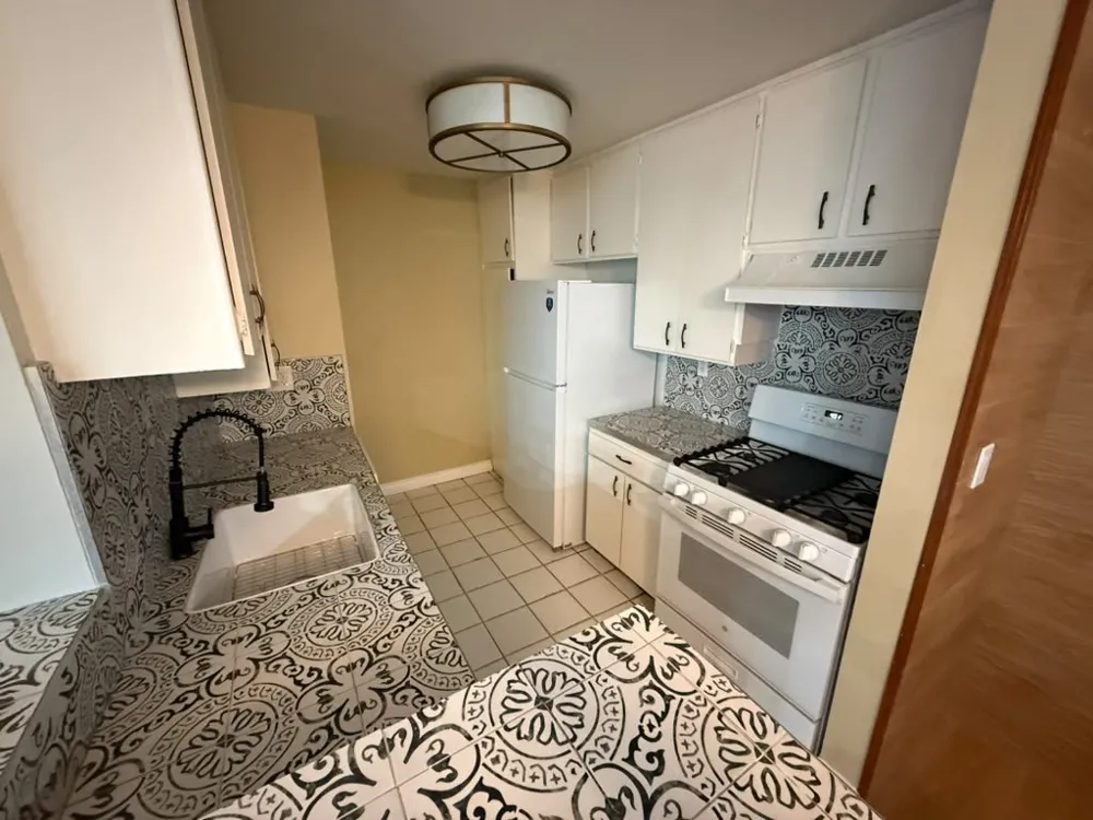 17900 Sherman #504 Reseda, CA 91335