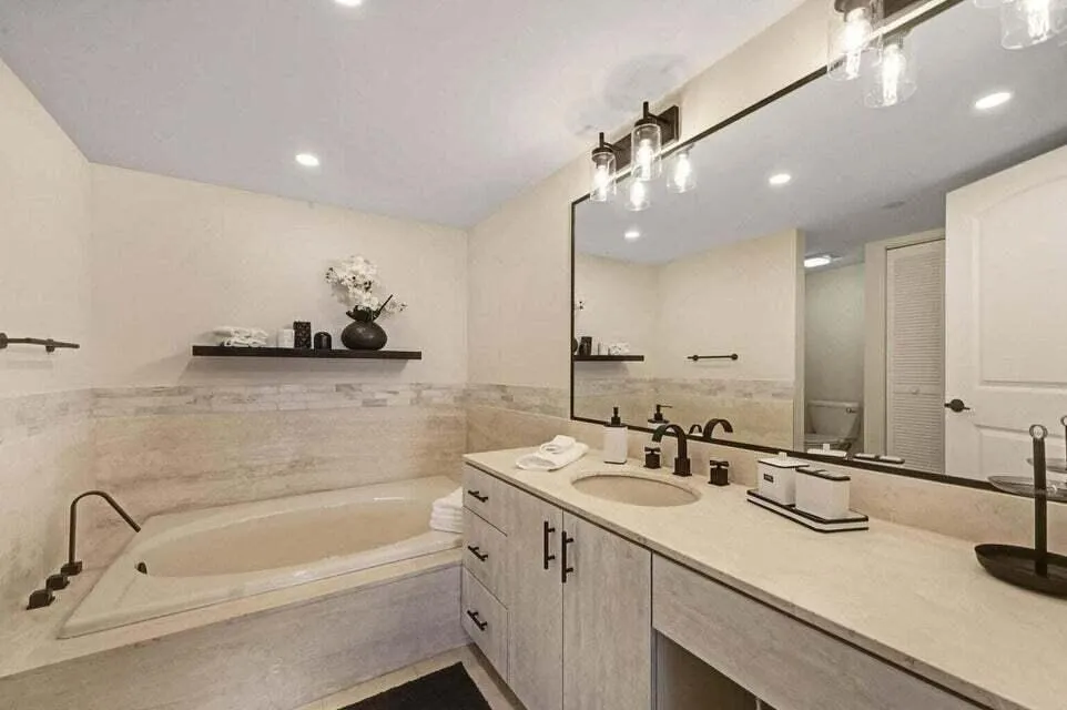 4201 OCEAN #1605 Boca Raton, FL 33431