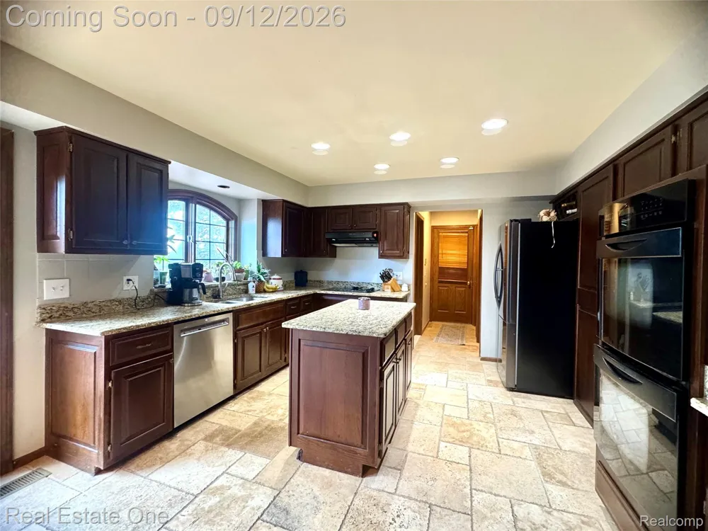 1982 Heritage Hill Court Rochester Hills City, MI 48306