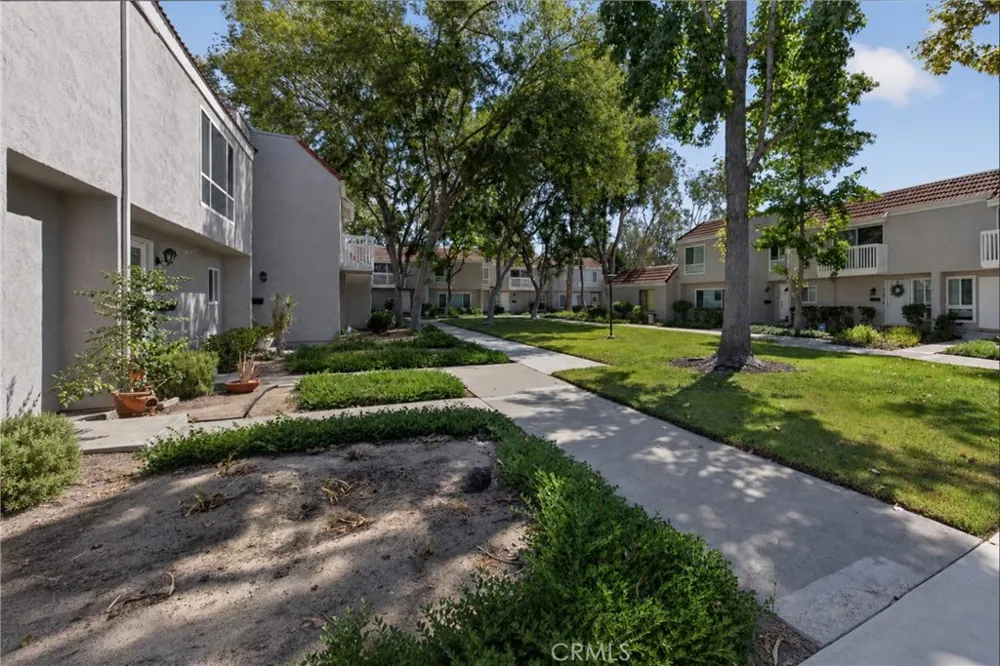 21946 Lakeland Lake Forest, CA 92630