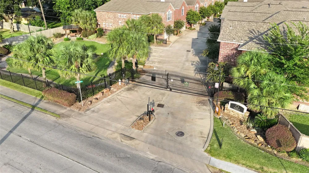 5166 Oasis Park Houston, TX 77021
