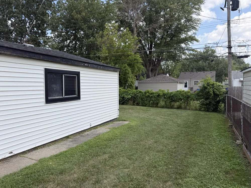 22458 Hillock Avenue Warren, MI 48089