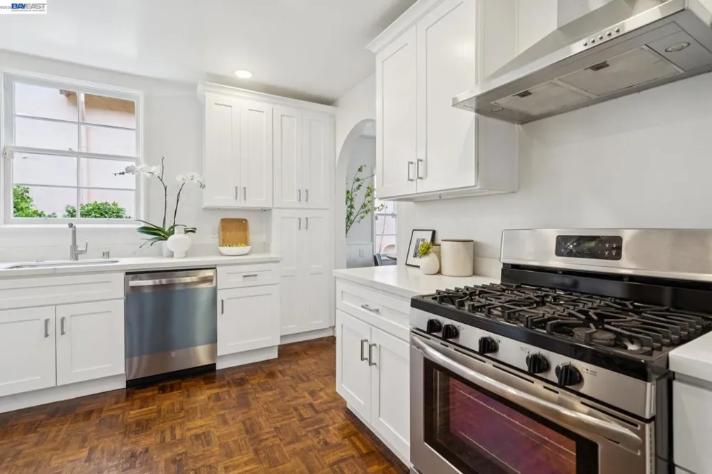637 Boulevard Way Oakland, CA 94610