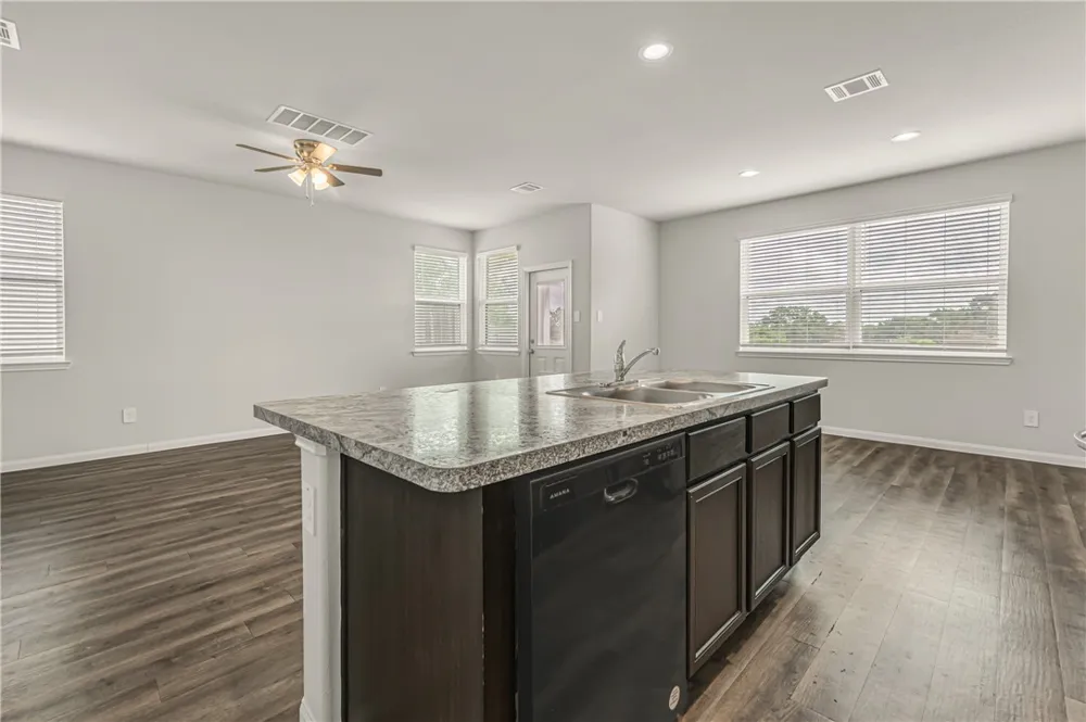 987 Harper Lane Bryan, TX 77803