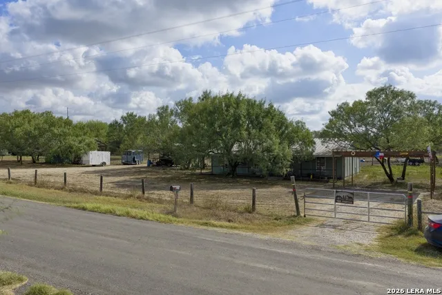 6820 COUGHRAN RD Pleasanton, TX 78064