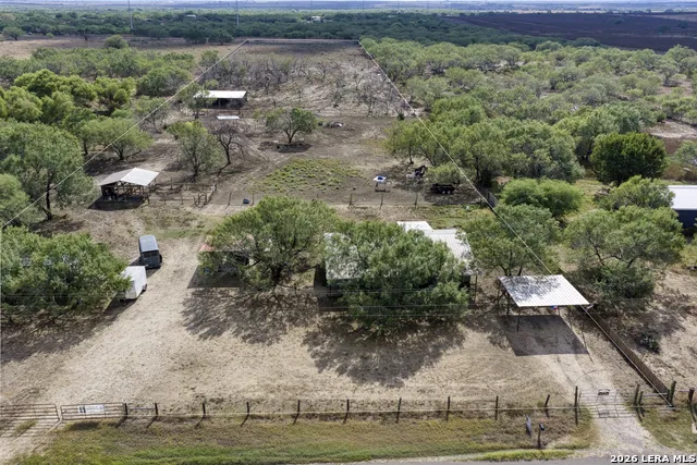 6820 COUGHRAN RD Pleasanton, TX 78064