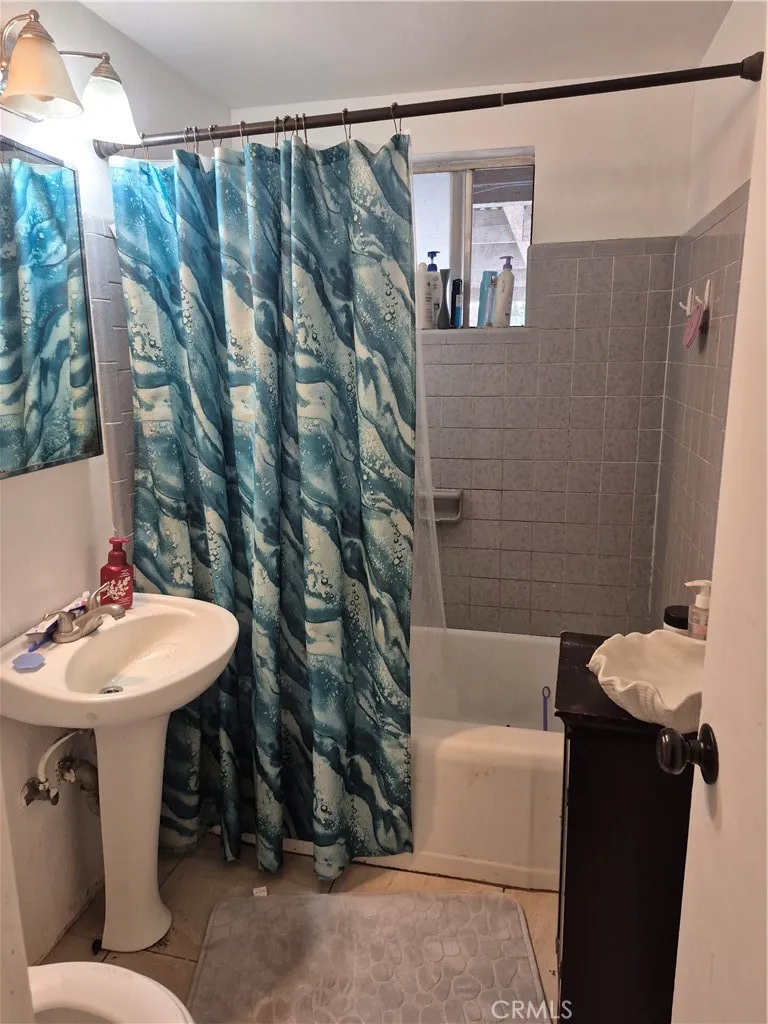 419 E Lee Azusa, CA 91702
