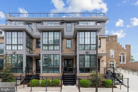 625 PARK ROAD NW #204