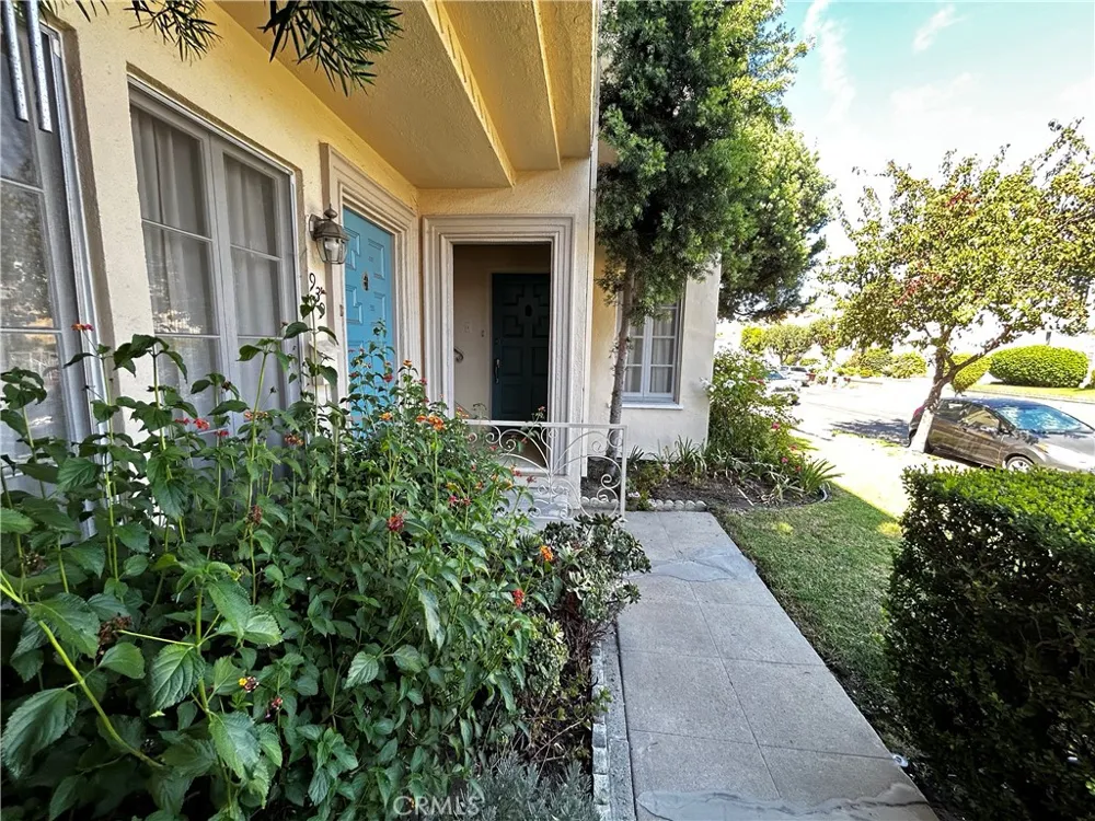 935 S Alandele Avenue Los Angeles, CA 90036