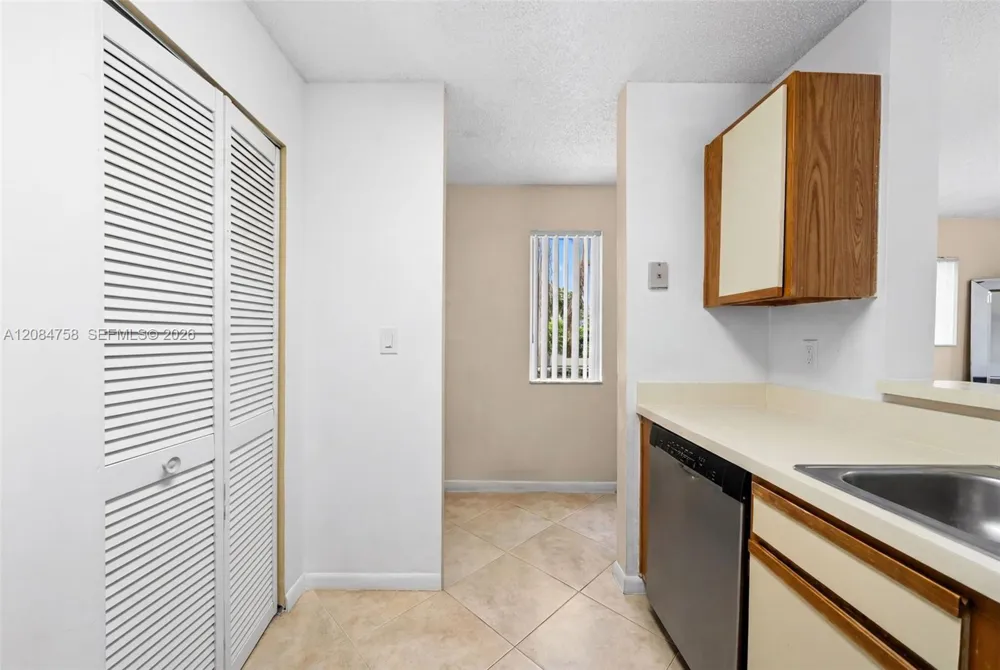 3405 NW 44th St #205 Oakland Park, FL 33309