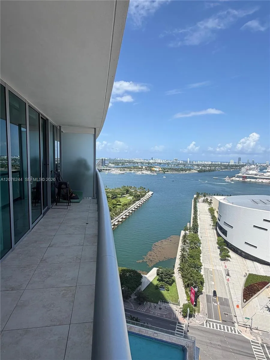 888 Biscayne Blvd #2702 Miami, FL 33132