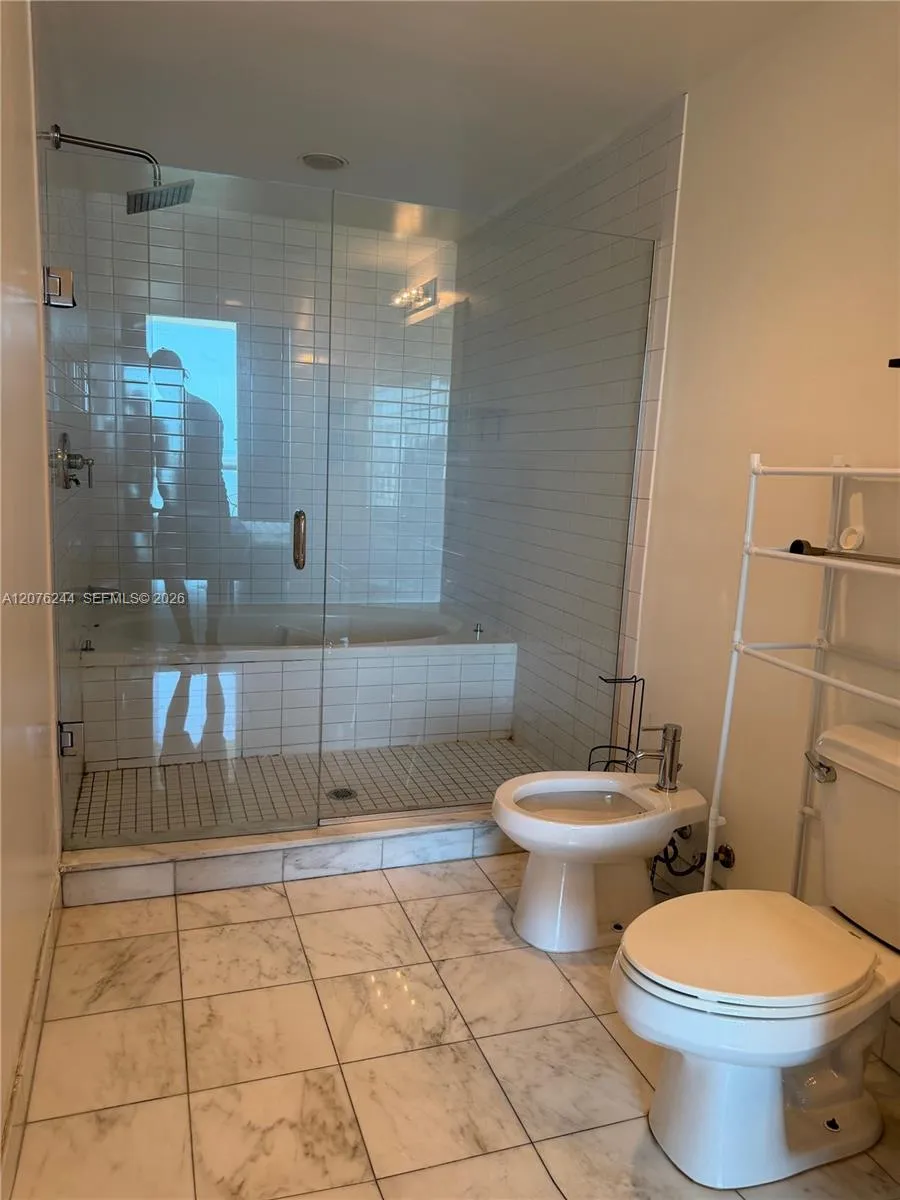 888 Biscayne Blvd #2702 Miami, FL 33132