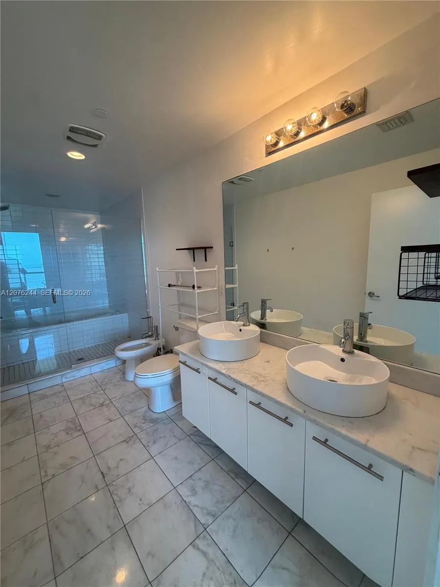 888 Biscayne Blvd #2702 Miami, FL 33132