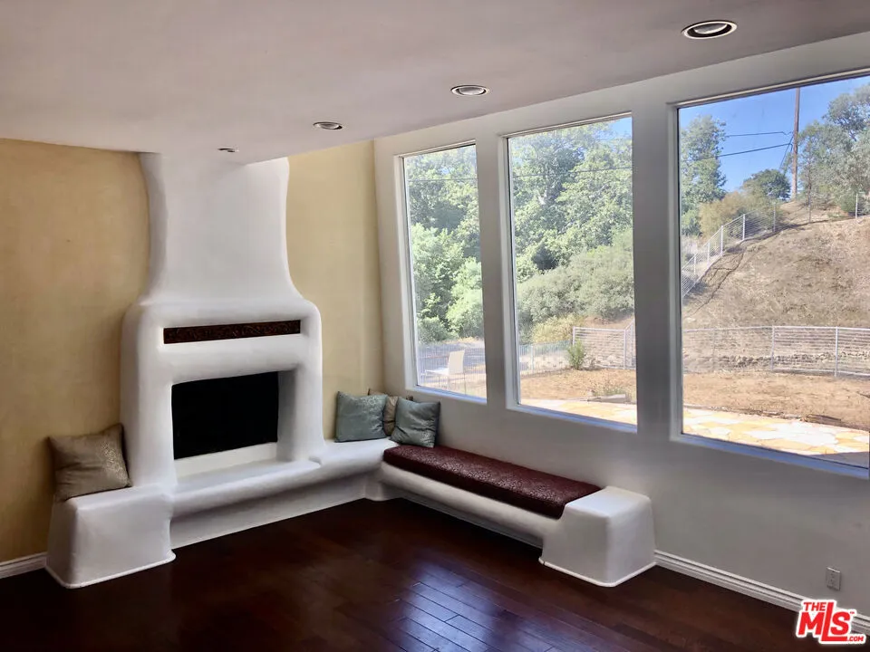 708 Thornhill Road Calabasas, CA 91302