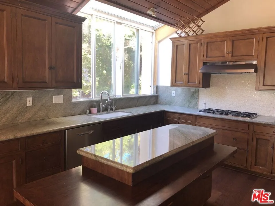 708 Thornhill Road Calabasas, CA 91302