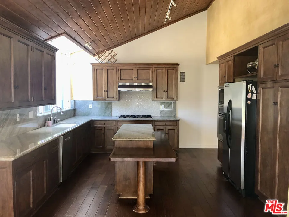 708 Thornhill Road Calabasas, CA 91302